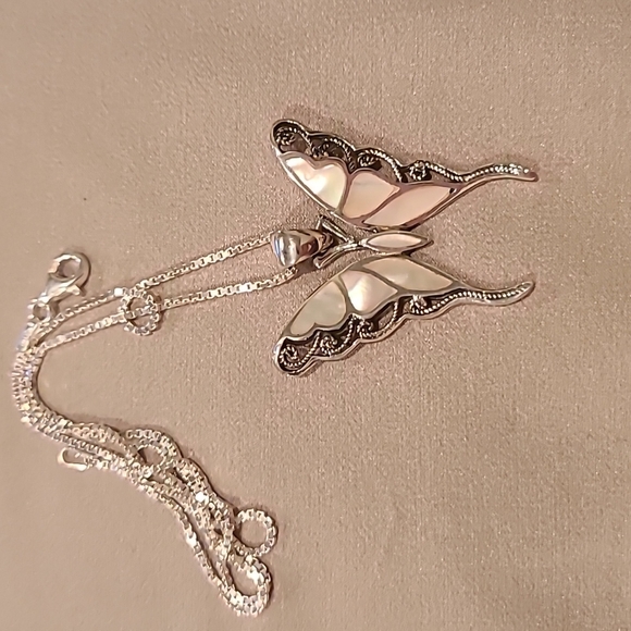 Mother of Pearl butterfly sterling silver necklace - Picture 4 of 4